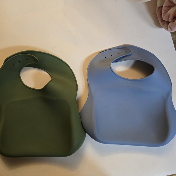 Unk Kids Silicone Bibs in Green and Blue - Picture 4 of 4